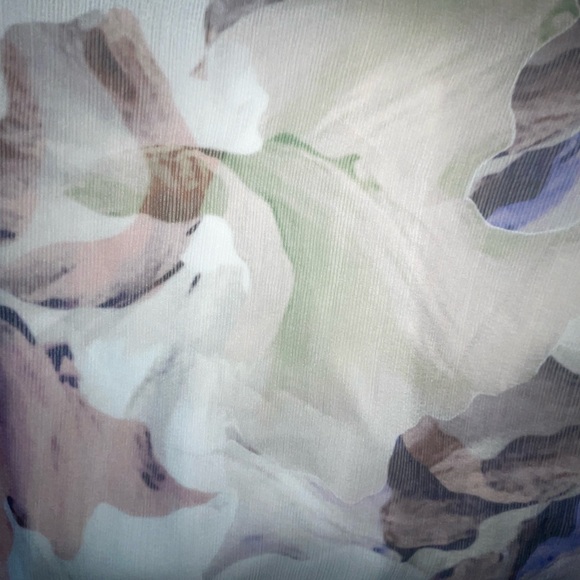 Vince Camuto Floral top - Picture 7 of 8